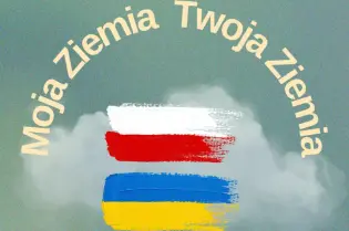 Moja Ziemia Twoja Ziemia, flagi Polski i Ukrainy na tle nieba.