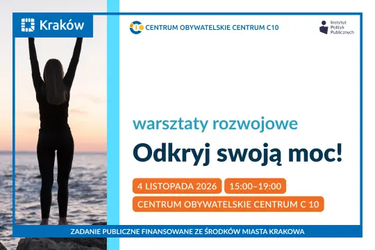 Plakat warsztatów rozwojowych z fotografią osoby stojącej tyłem nad morzem, z uniesionymi rękami.