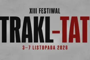Na szarym imitującym kamienne lub betonowym tle napis prostą czarna czcionką kapitalikami XIII Festiwal TRAKL -TAT 
