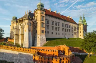 Zamek na Wawelu z charakterystycznymi wieżami i murami obronnymi.