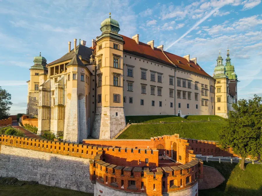 Zamek na Wawelu z charakterystycznymi wieżami i murami obronnymi.