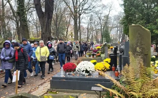 „Cmentarz Podgórski w blasku świec” – spacer z przewodnikiem