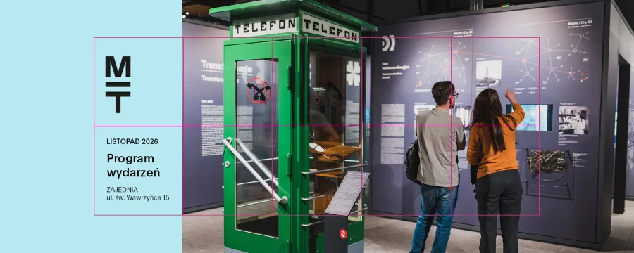 Stara budka telefoniczna w muzeum, obok niej zwiedzający oglądają wystawę.