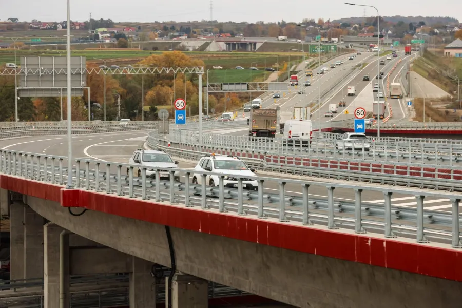 Ruch samochodowy na nowoczesnej drodze z ograniczeniem prędkości do 80 km/h.
